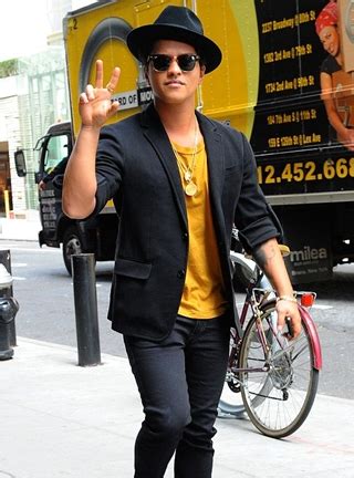 Bruno Mars Body Measurements Height Weight Shoe。